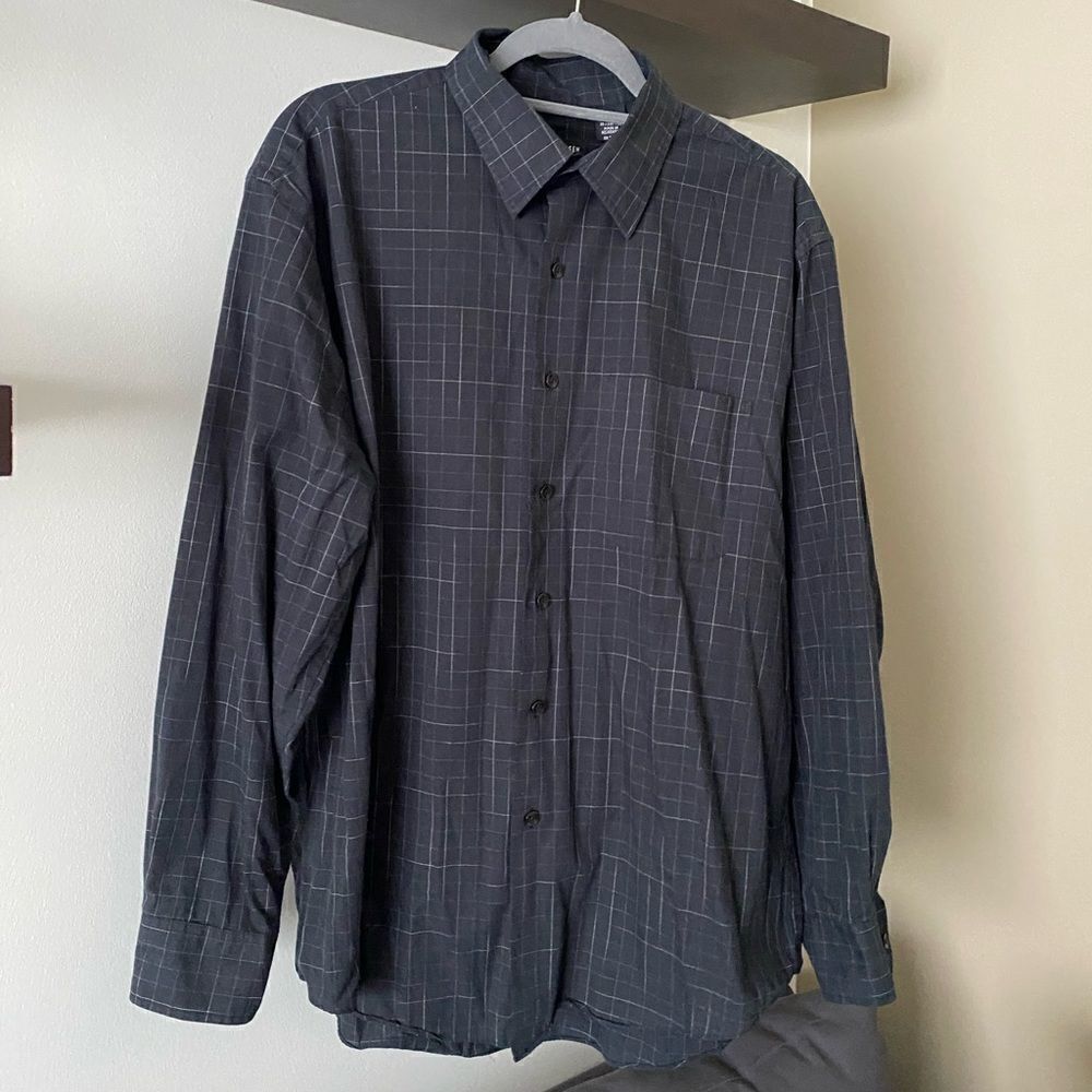 Van Heusen Black Button Down with Small White Check Size Large